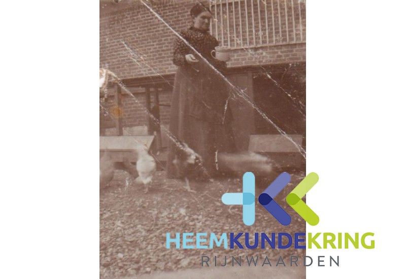 br124 Anna vd Loo -Curten kippen voeren